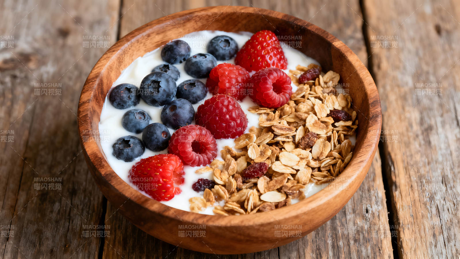 碗里美味的早餐草莓樹莓藍莓麥片圖片