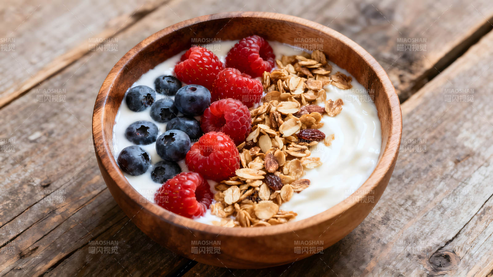 木碗里的酸奶加水果和麥片圖片
