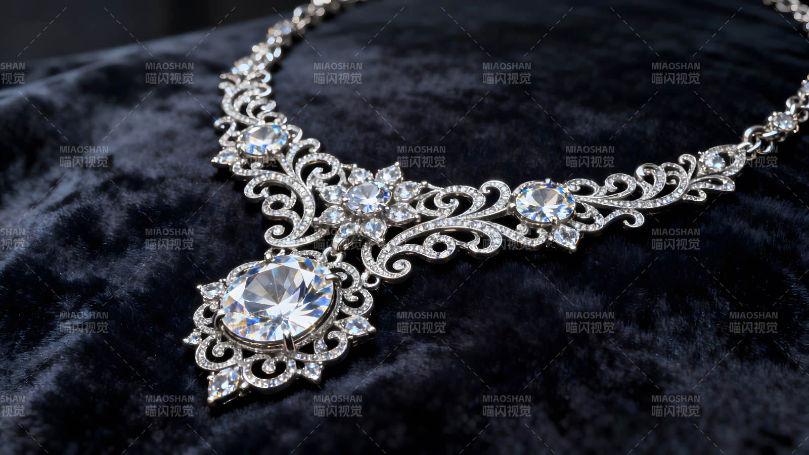 奢华钻石项链于黑色绒布上展示-图片
