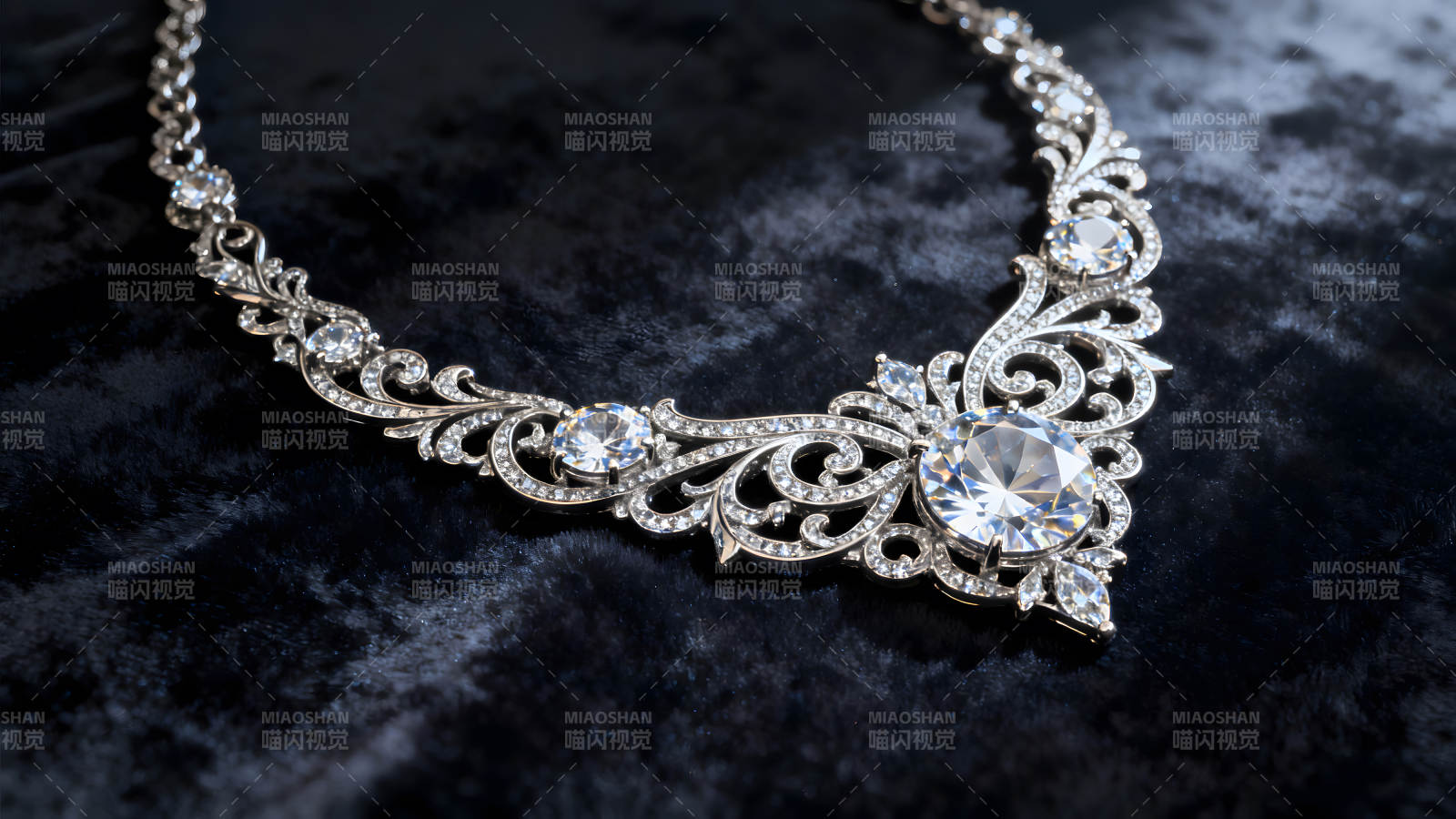 鉆石項鏈奢華閃耀置于絨布之上圖片