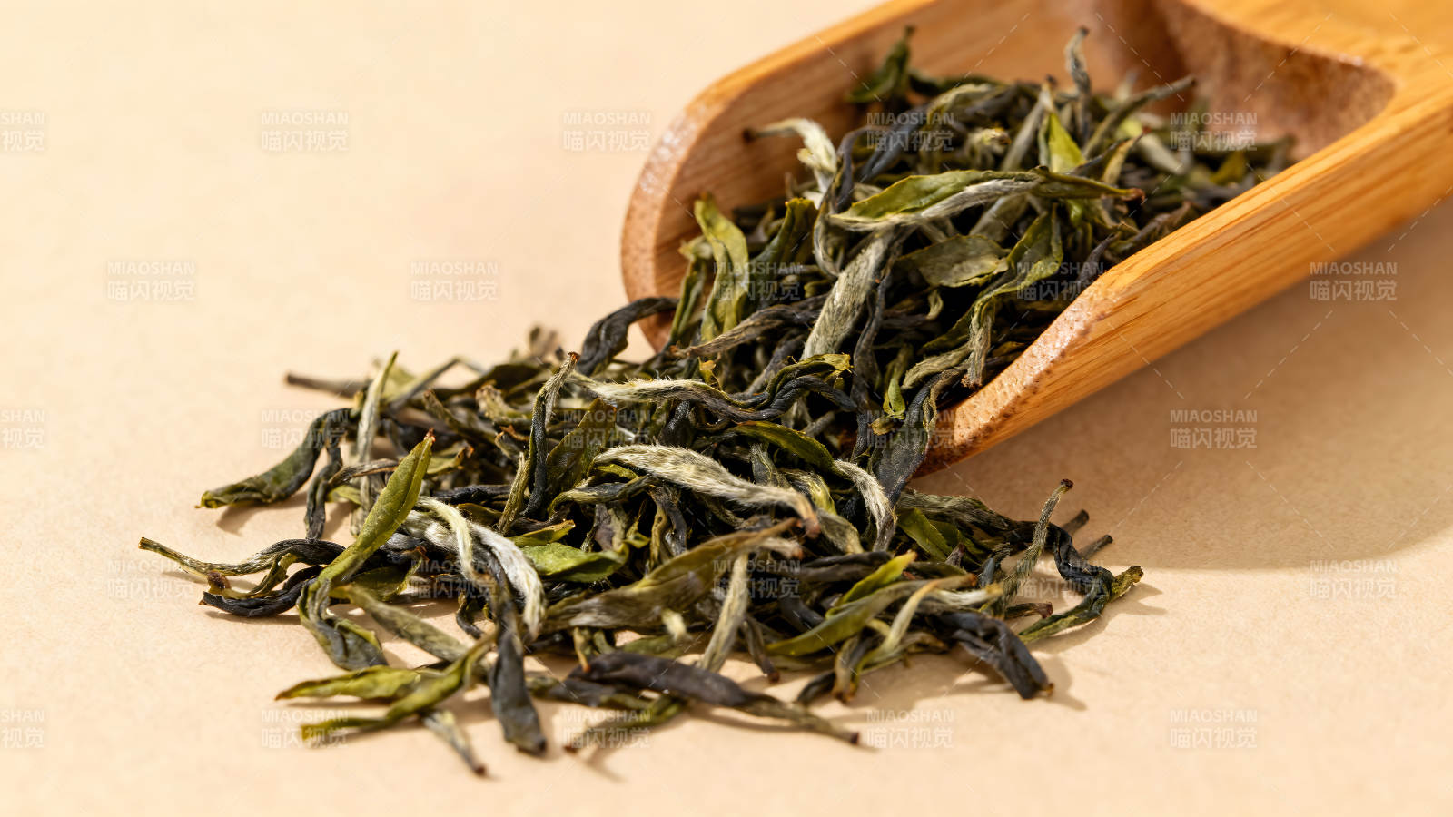 茶葉傾瀉而下質感清晰細節豐富-圖片