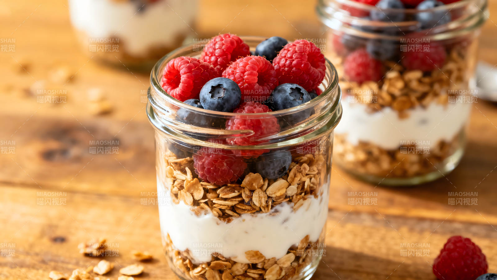 美味的格兰诺拉麦片和浆果-图片