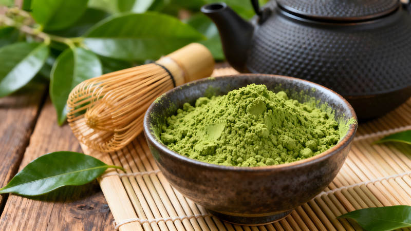 抹茶粉与茶具的特写-图片