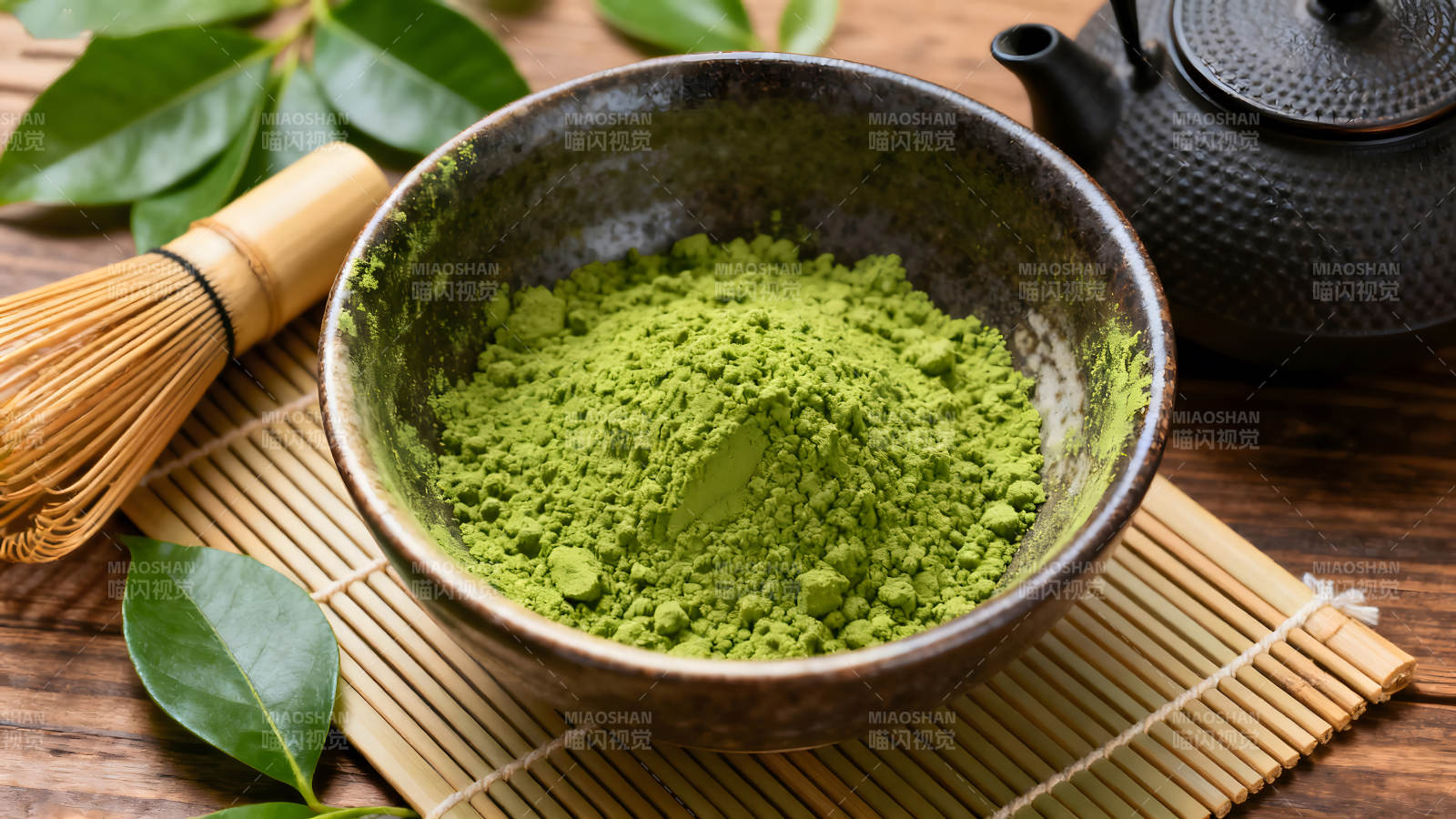 抹茶粉与茶具的静物图片