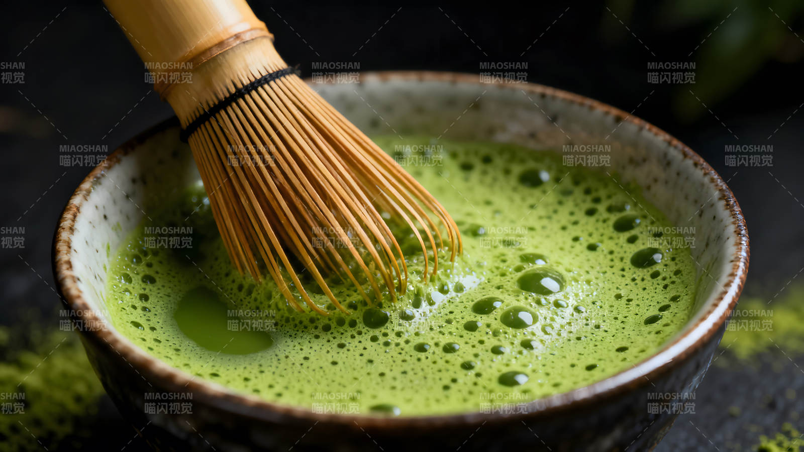 抹茶碗里攪拌的抹茶圖片