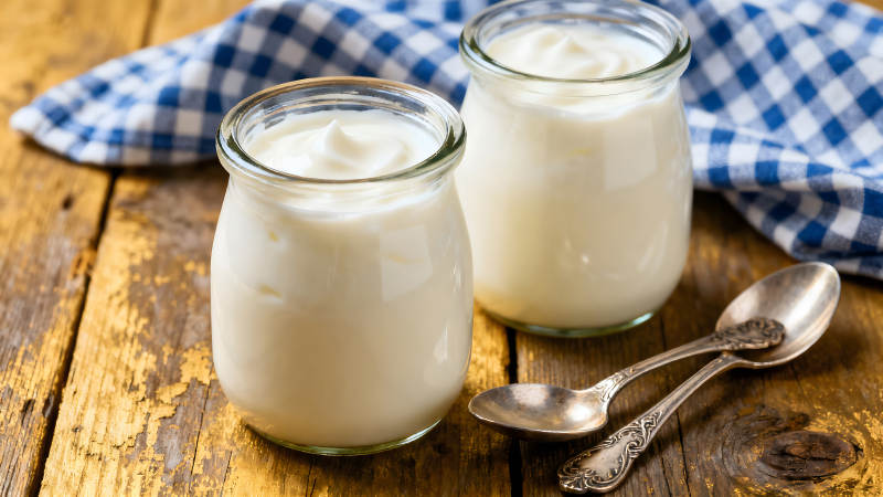 两杯酸奶和两把勺子-图片