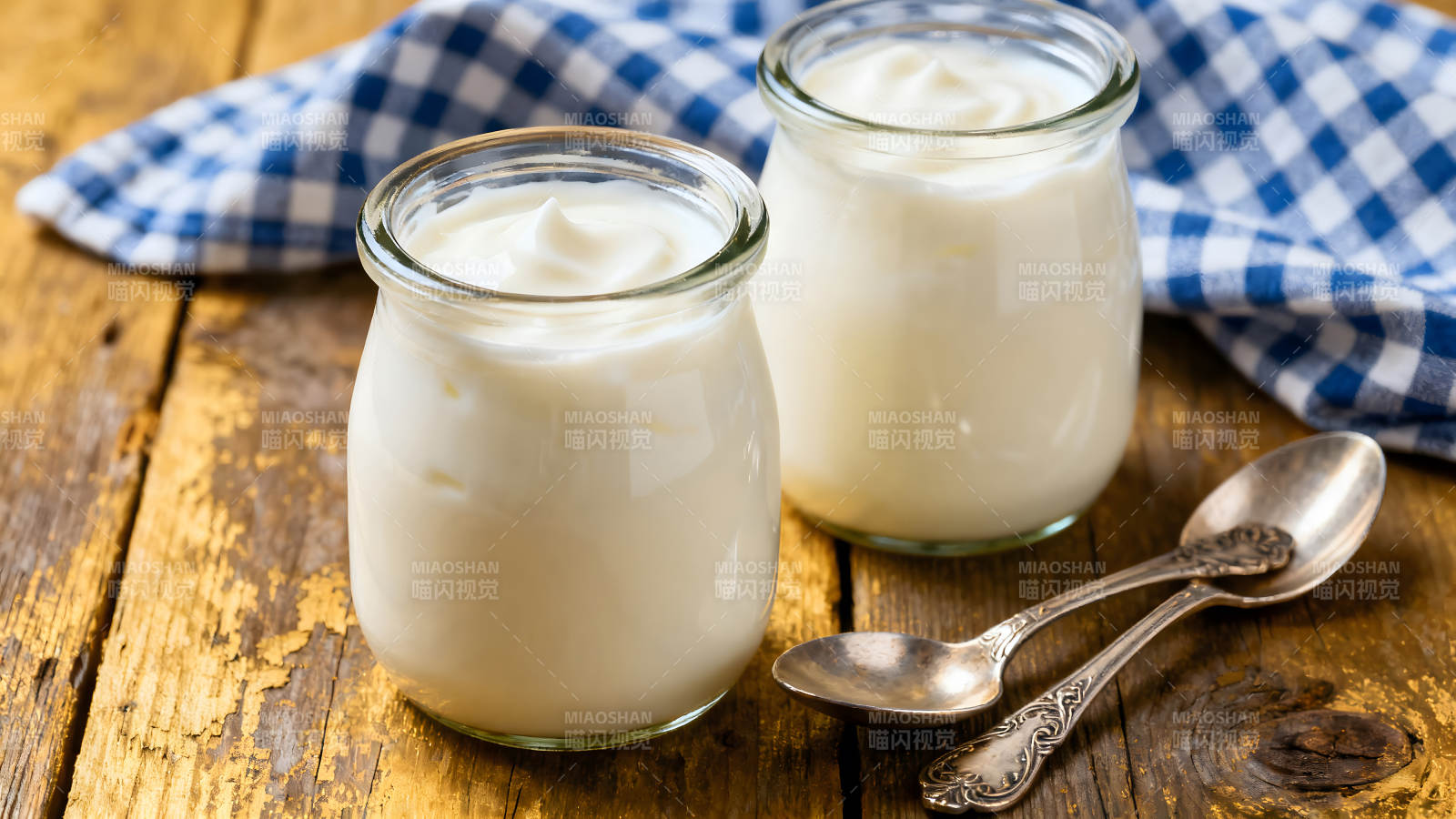 两杯酸奶和两把勺子-图片