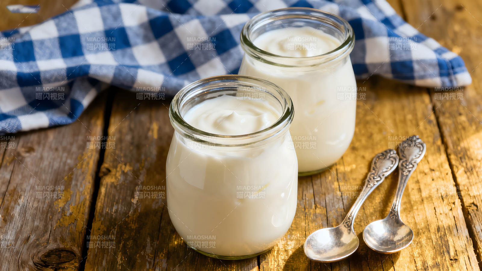 两罐酸奶和两把勺子-图片