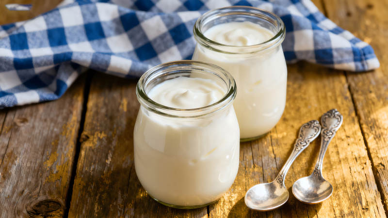 两罐酸奶和两把勺子-图片