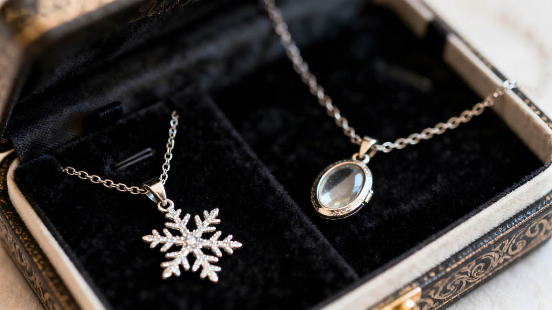 珠寶盒里的銀色項鏈-圖片