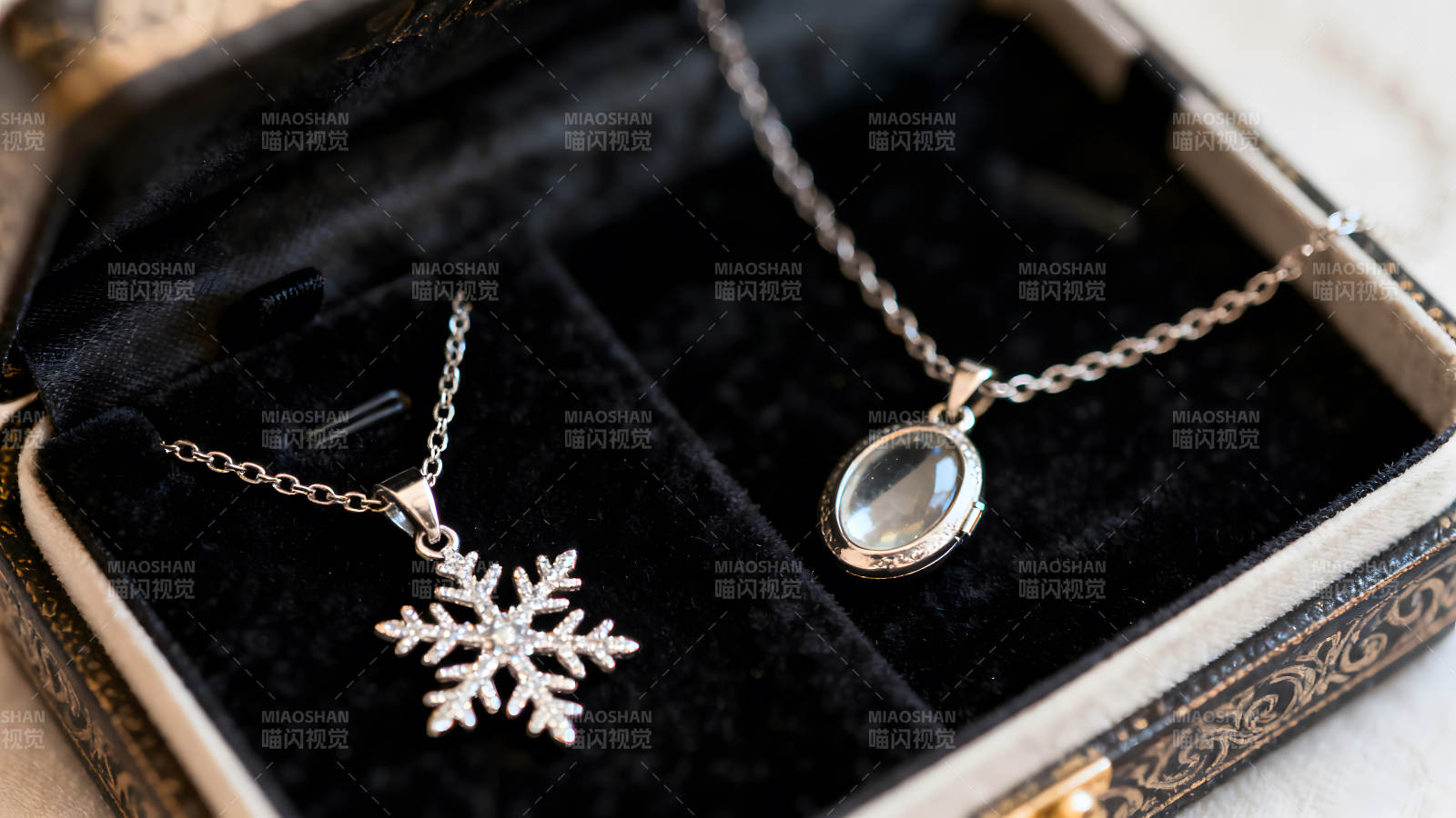 珠寶盒里的銀色項鏈-圖片