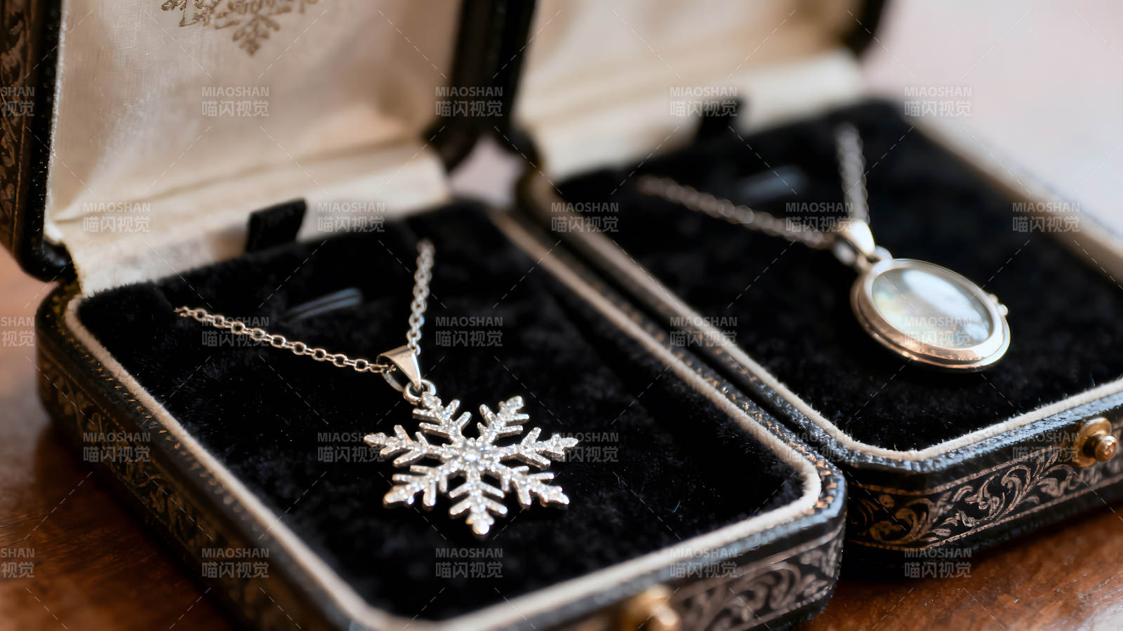 珠寶項鏈置于黑色絨布盒中展示-圖片