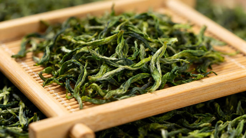 茶叶特写竹制托盘上茶叶-图片