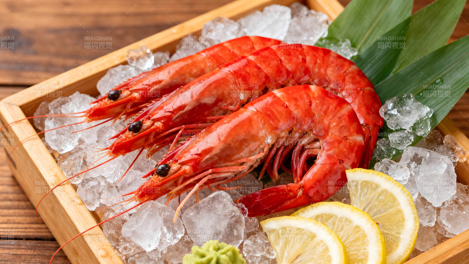 鲜美虾类与冰块柠檬组合-图片