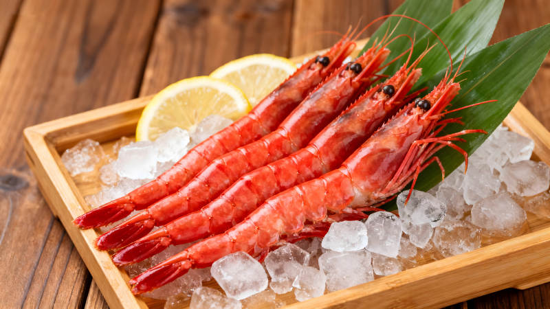 新鲜的虾仁配柠檬和冰块-图片