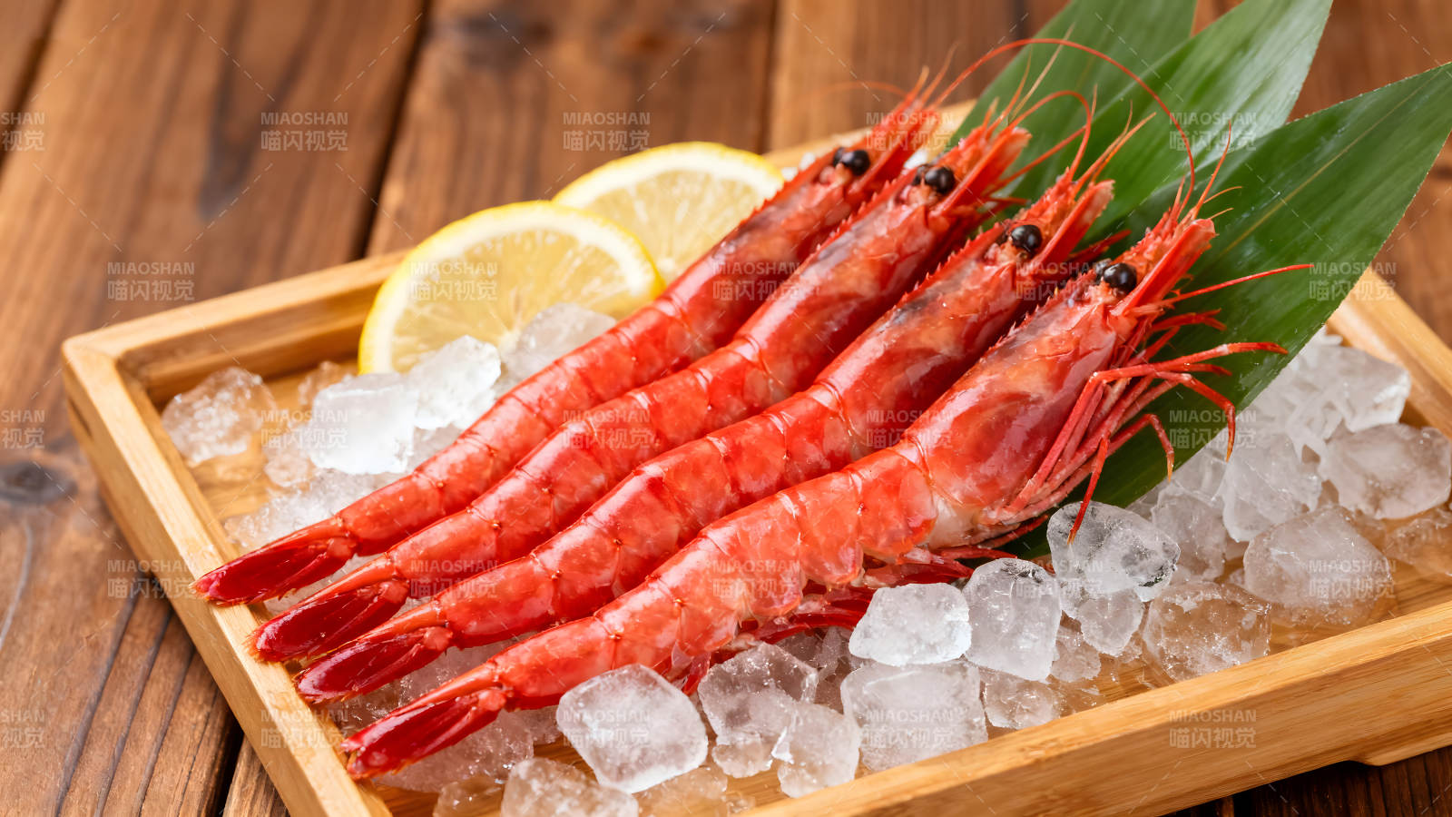 新鲜的虾仁配柠檬和冰块-图片