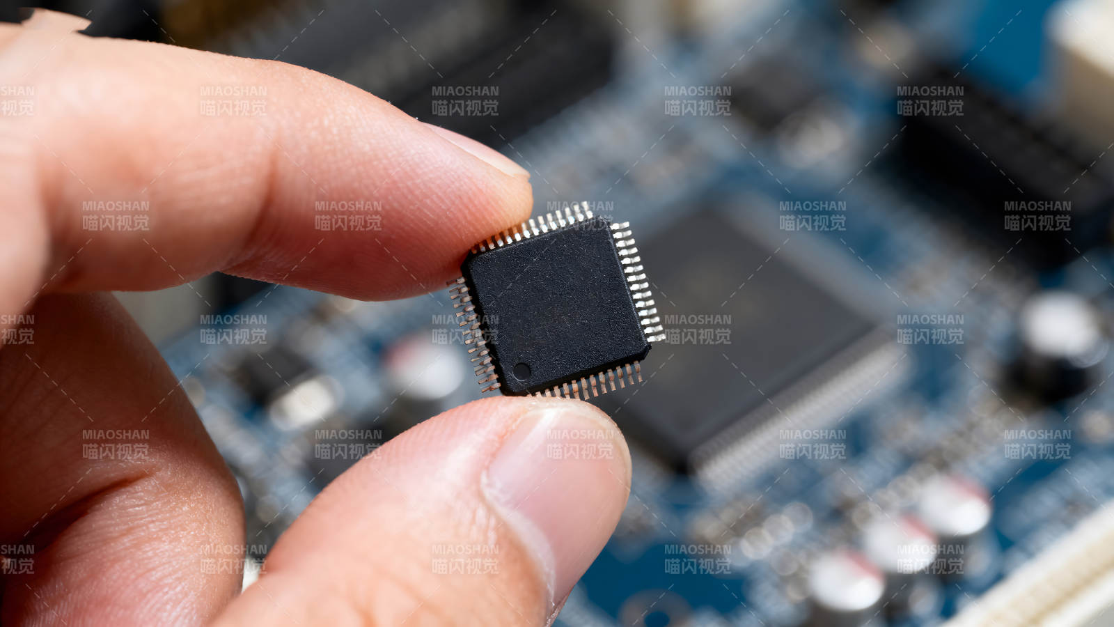 手持芯片特写电路板背景-图片