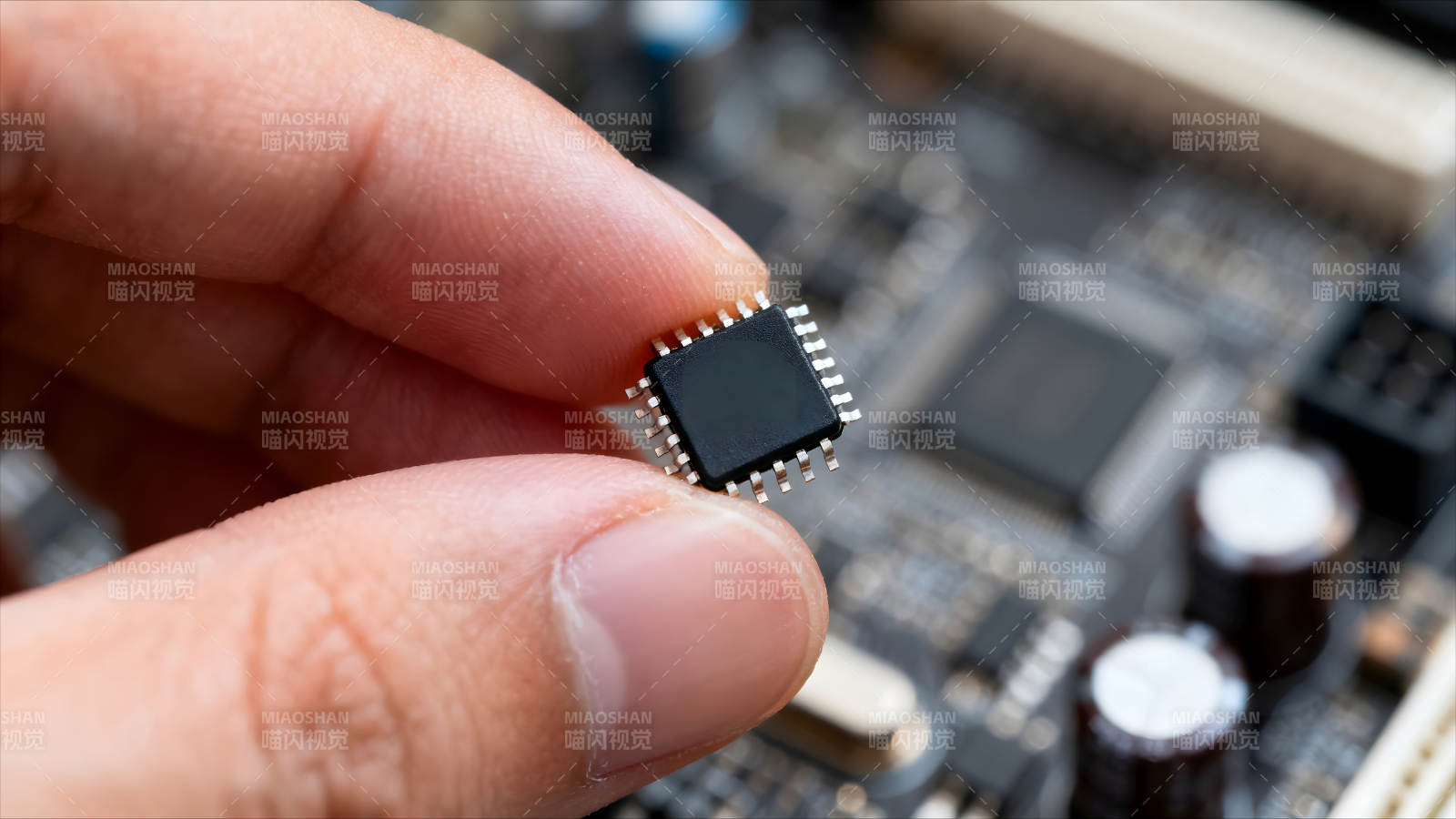 手持芯片展示電子元件背景-圖片