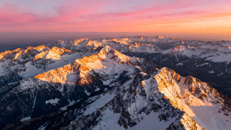 壯麗山脈沐浴朝陽粉色天空-圖片