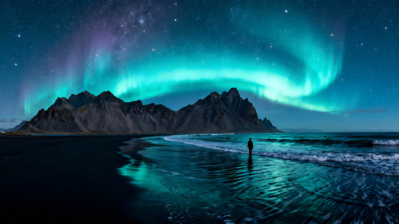 極光下的海灘與山脈下的剪影-圖片