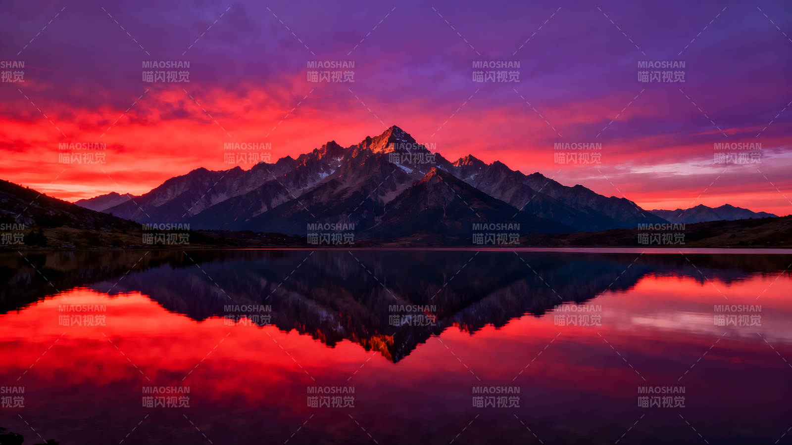 夕阳下的山脉与湖泊倒影构成绝美画面-图片