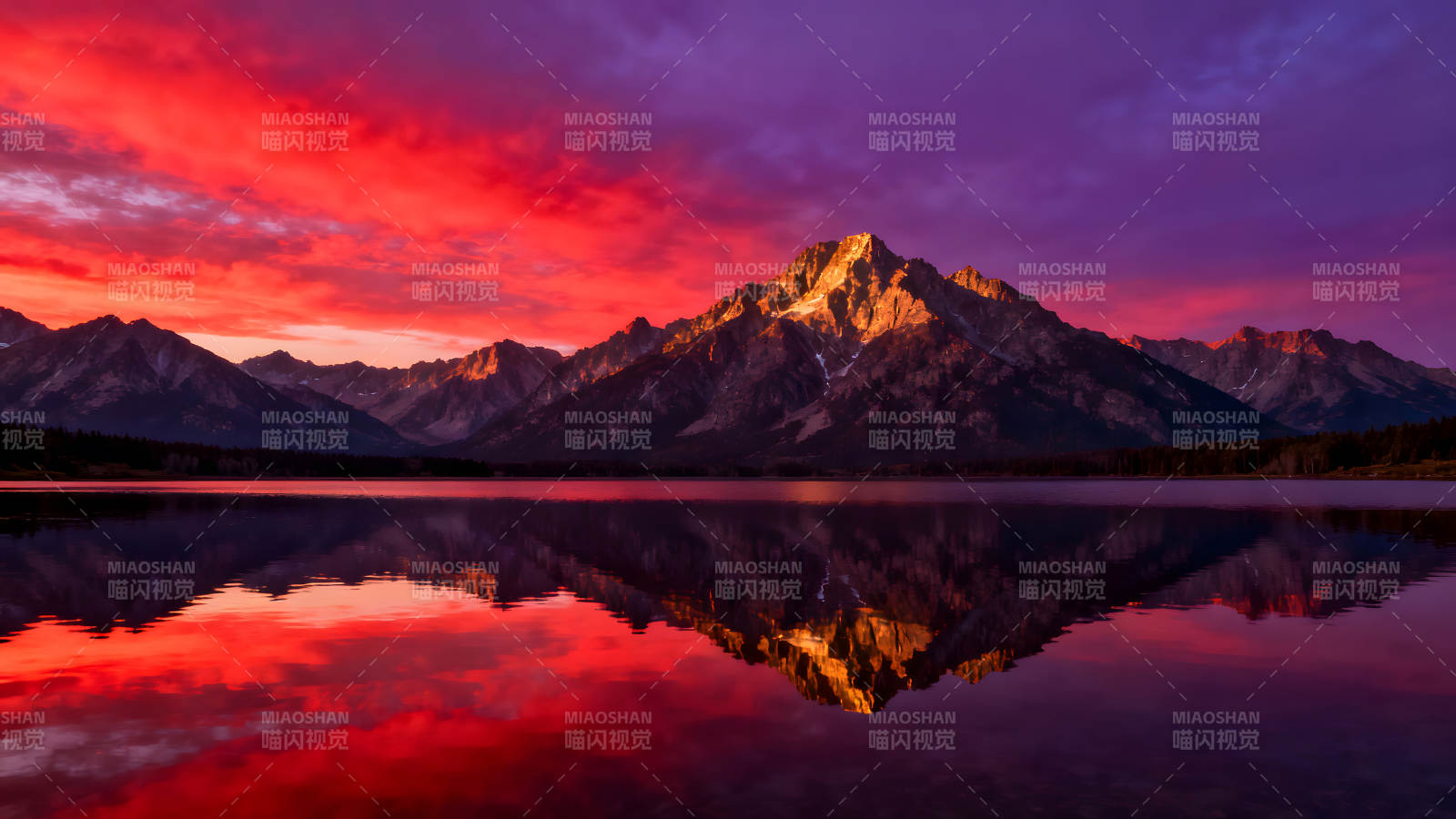 壮丽山脉日落美景天空映照湖泊倒影图片