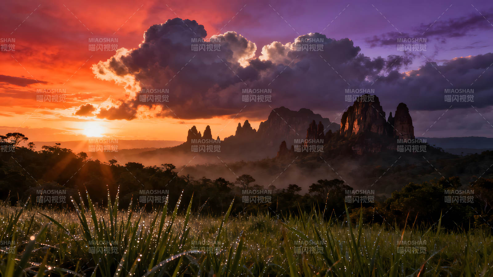 壯麗山景與云霞輝映的迷人時刻-圖片