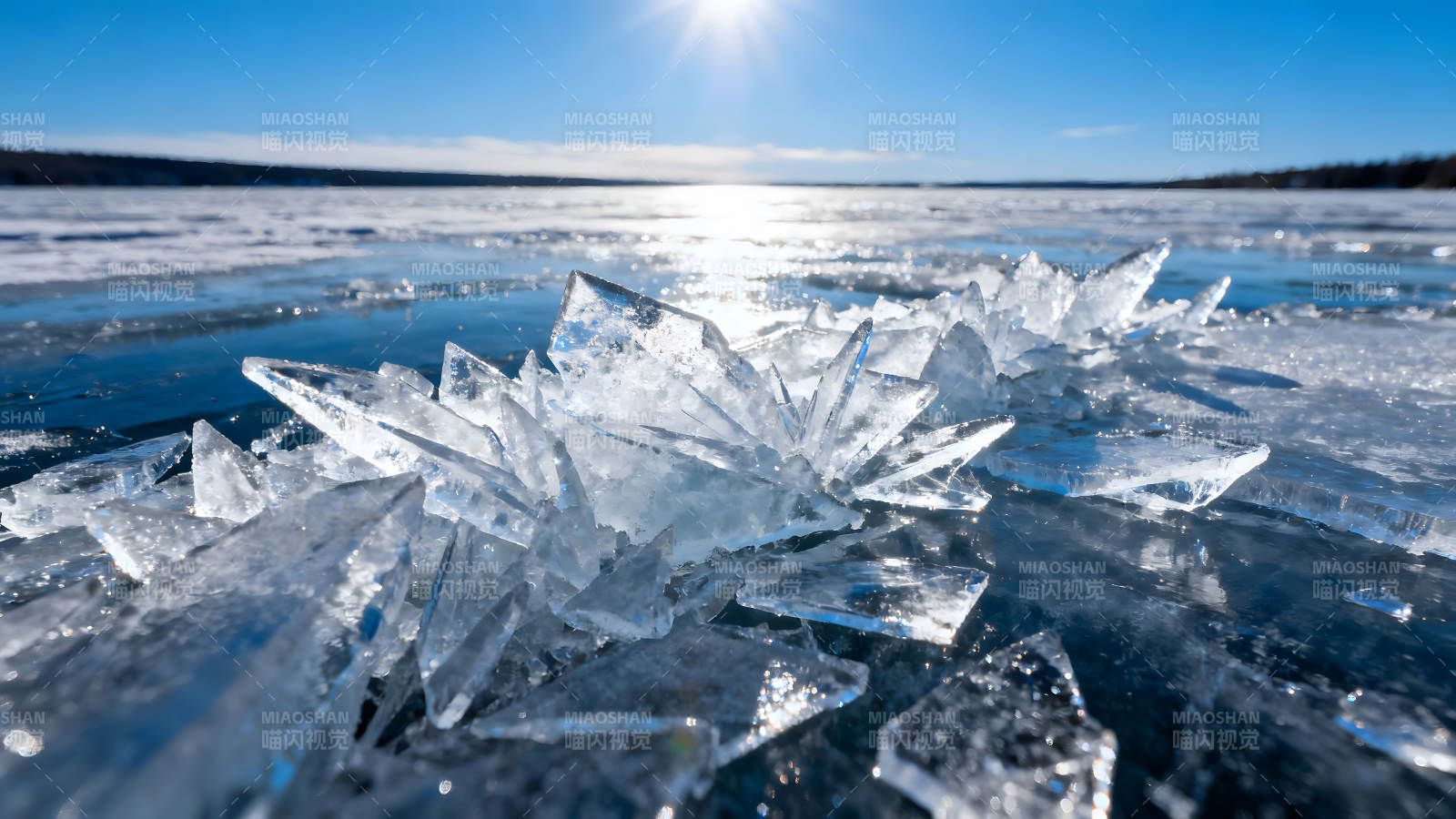 冰晶闪耀阳光下的湖面图片