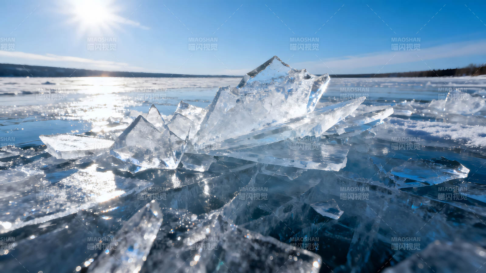 冰面晶瑩剔透陽光照耀下的冰塊-圖片