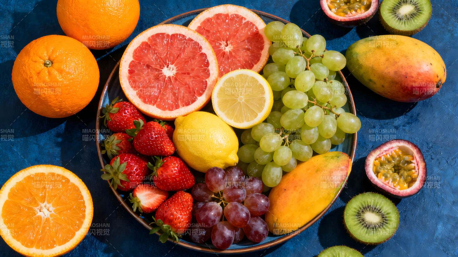 一盘新鲜水果的特写图片