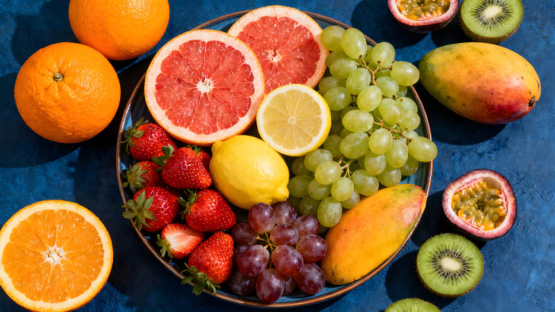 一盘新鲜水果的特写-图片