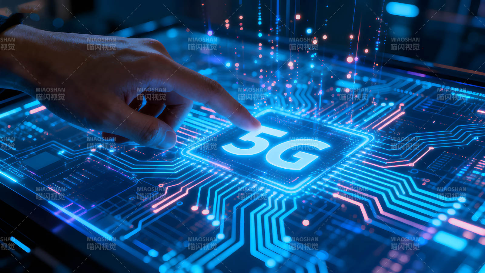手觸碰5G芯片科技感十足圖片