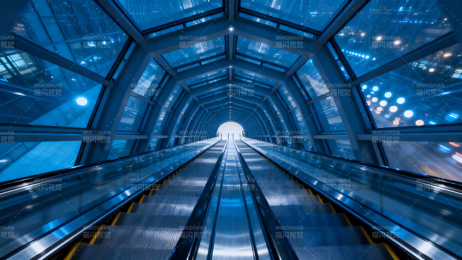 蓝色通道内的扶梯-图片