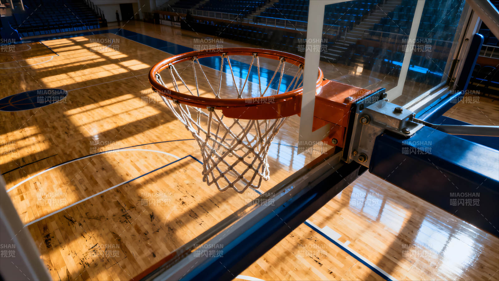 篮球场内篮筐特写阳光洒在木地板上图片