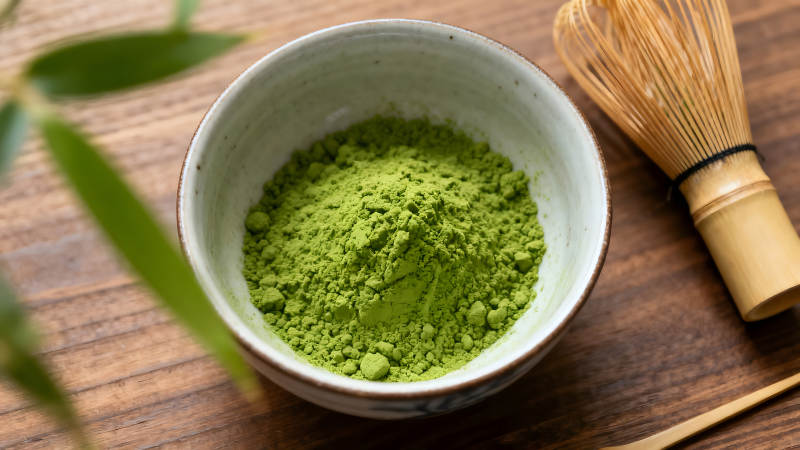 抹茶粉與茶筅靜物圖-圖片