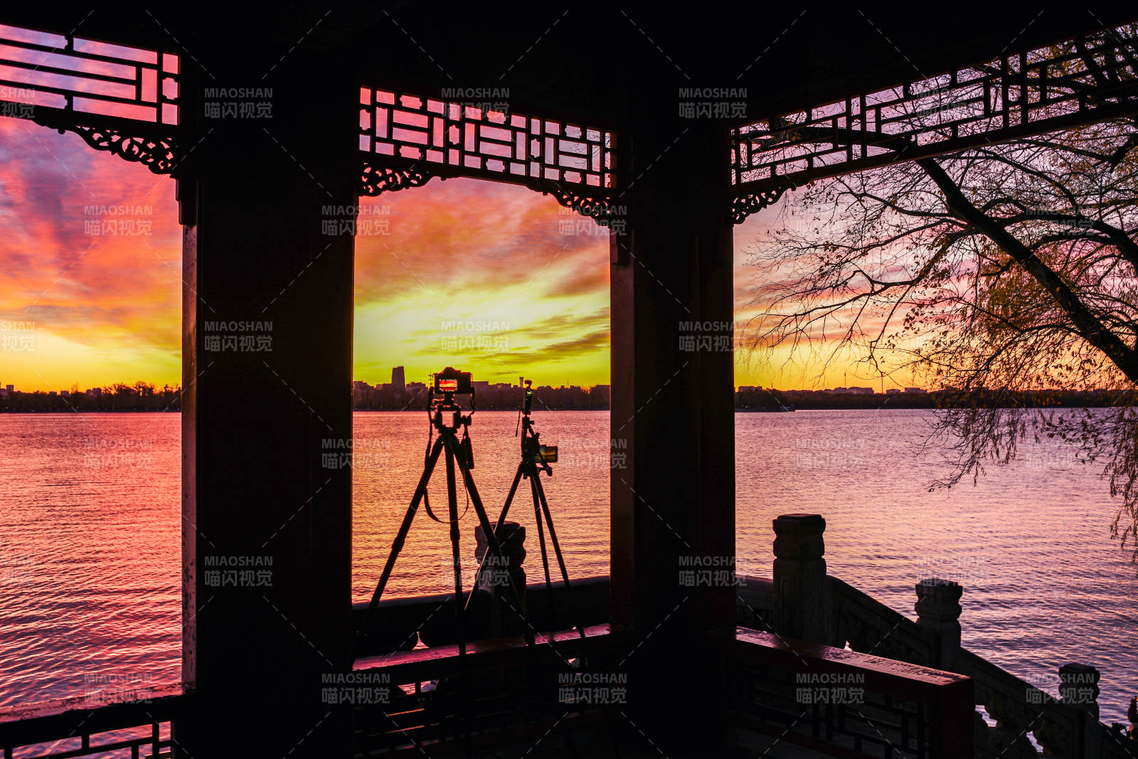 頤和園昆明湖畔夕照亭影-攝影圖