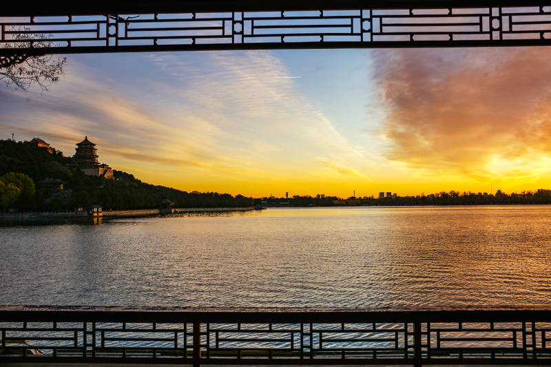 湖畔夕陽映古塔-攝影圖