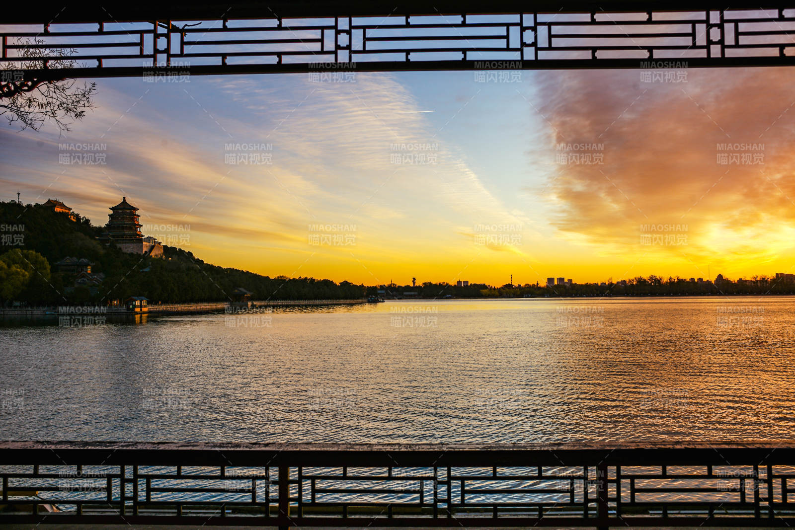 頤和園昆明湖畔夕陽映古塔-攝影圖