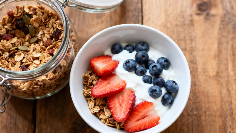 健康早餐燕麦酸奶水果-图片