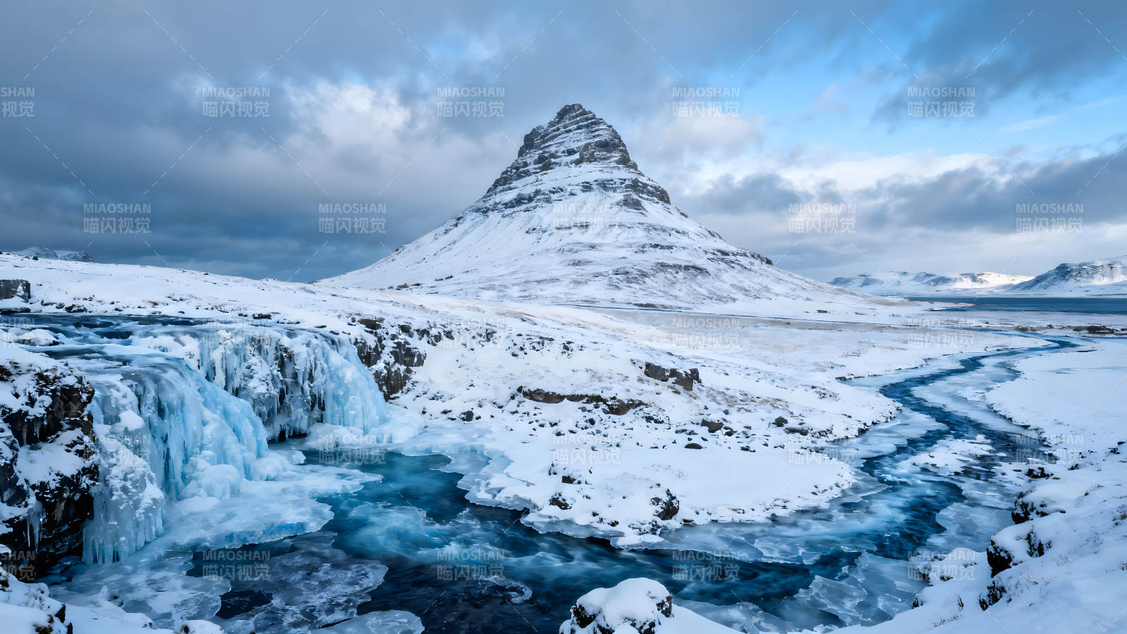 冰雪覆盖的山峰和河流风景图片