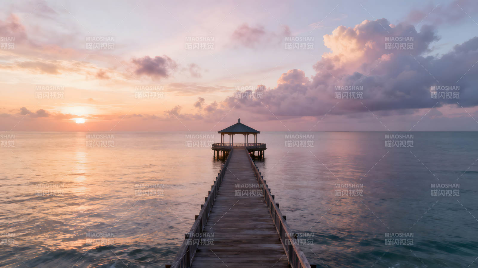 日落下的碼頭與涼亭美景-圖片