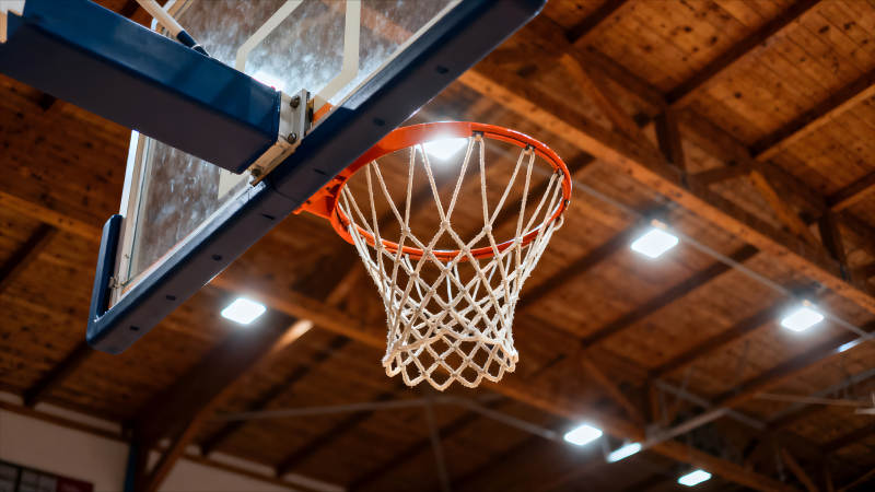 篮球框特写室内灯光木质结构-图片