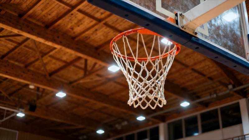 篮球框特写室内灯光木质结构-图片