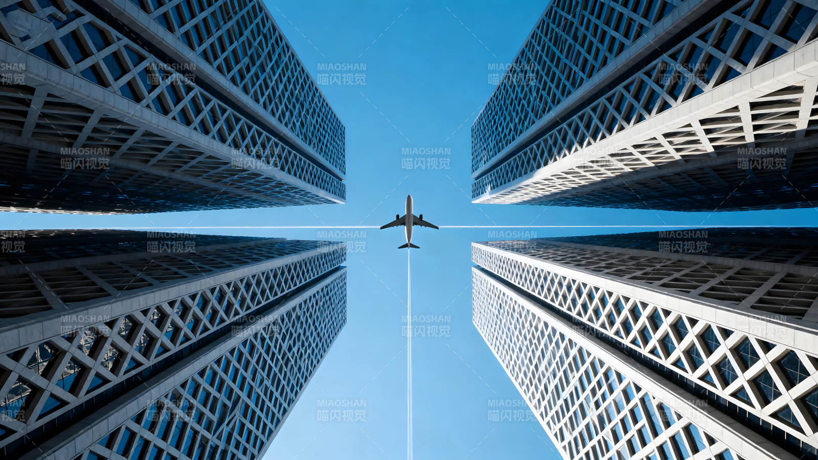 飛機穿梭高樓之間-圖片