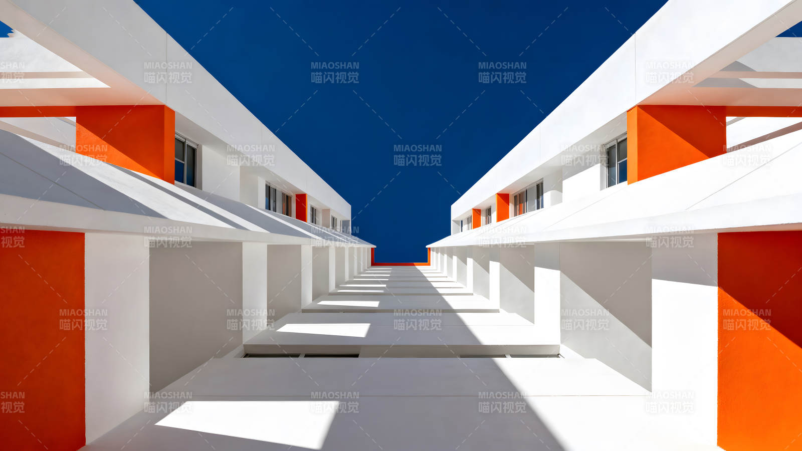 建筑對稱幾何結構與天空對比-圖片