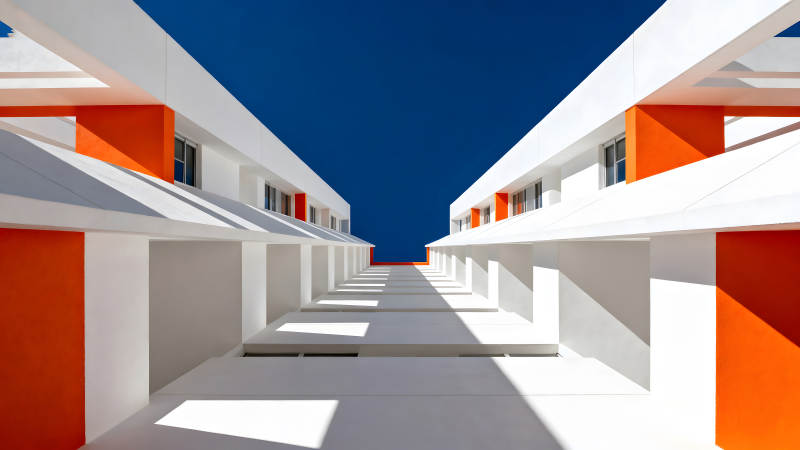 建筑對稱幾何結(jié)構(gòu)與天空對比-圖片