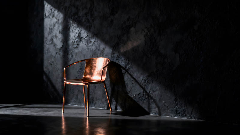 铜椅与黑墙的光影艺术-图片