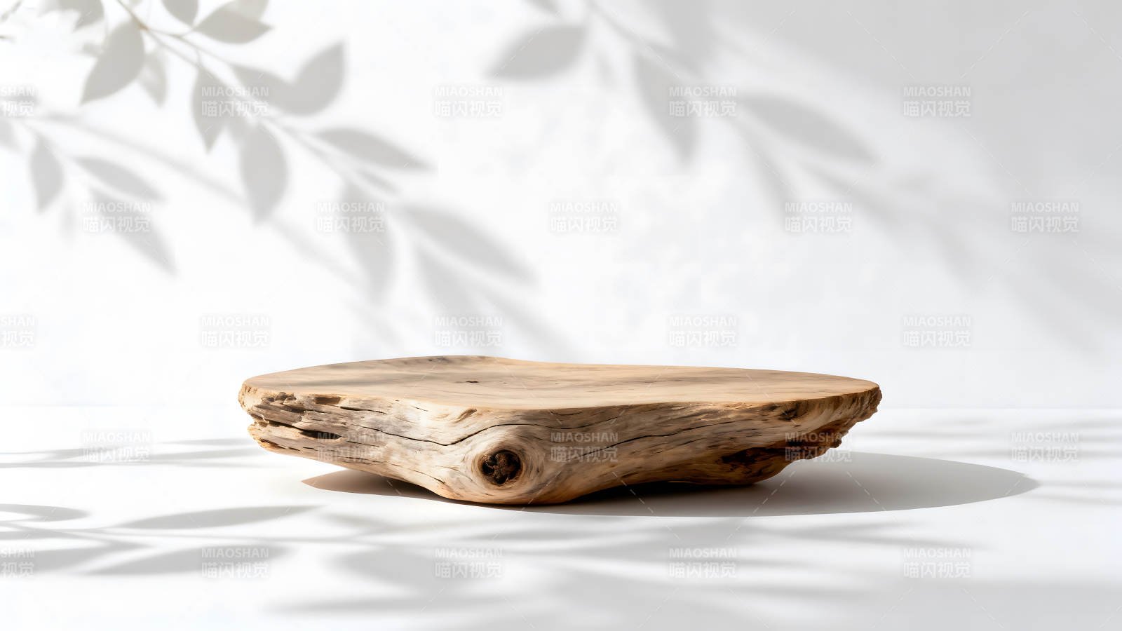 木制展示臺與葉影光線下的簡潔美感-圖片