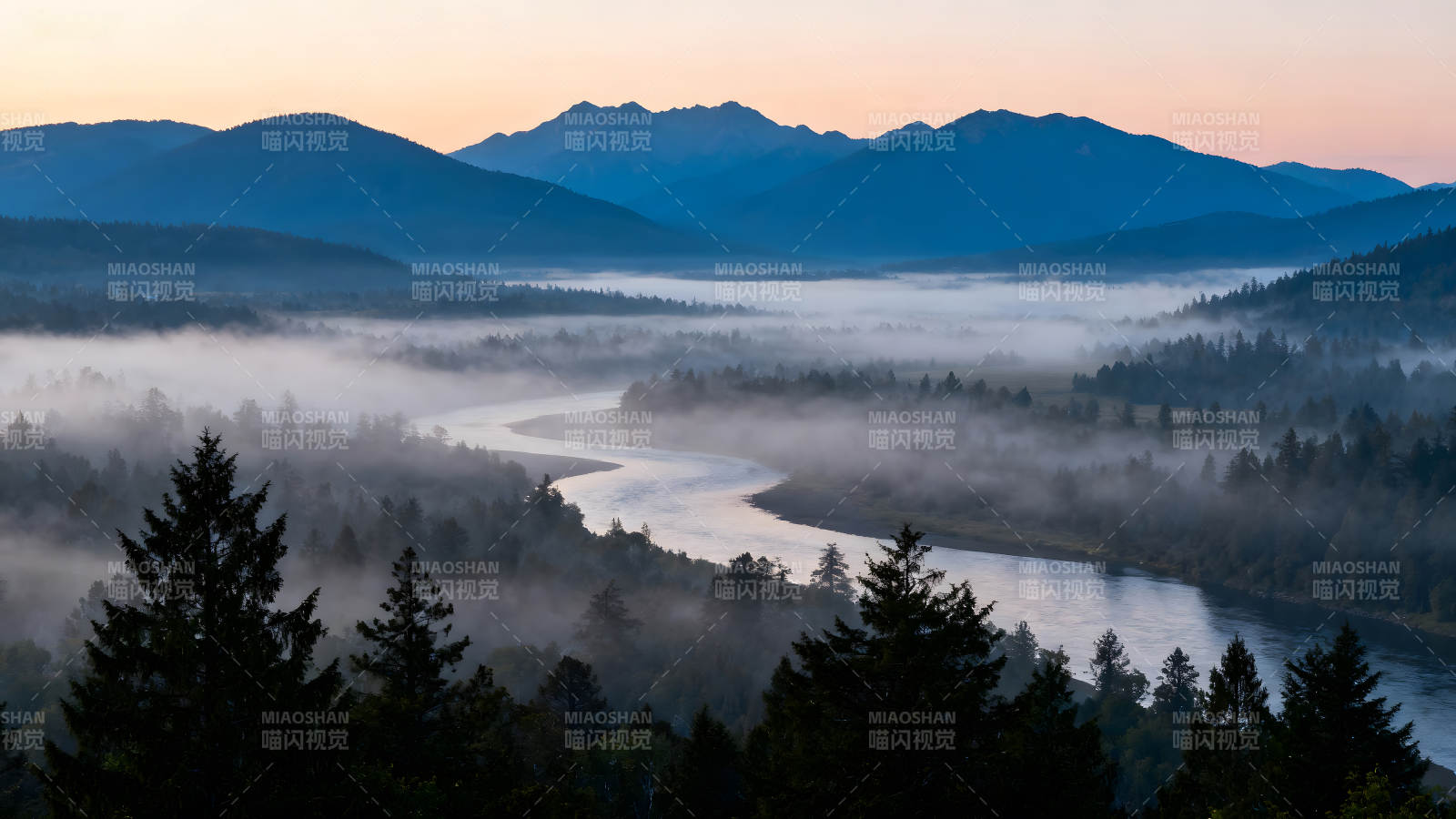 蜿蜒河流穿過山谷云霧繚繞的景象-圖片