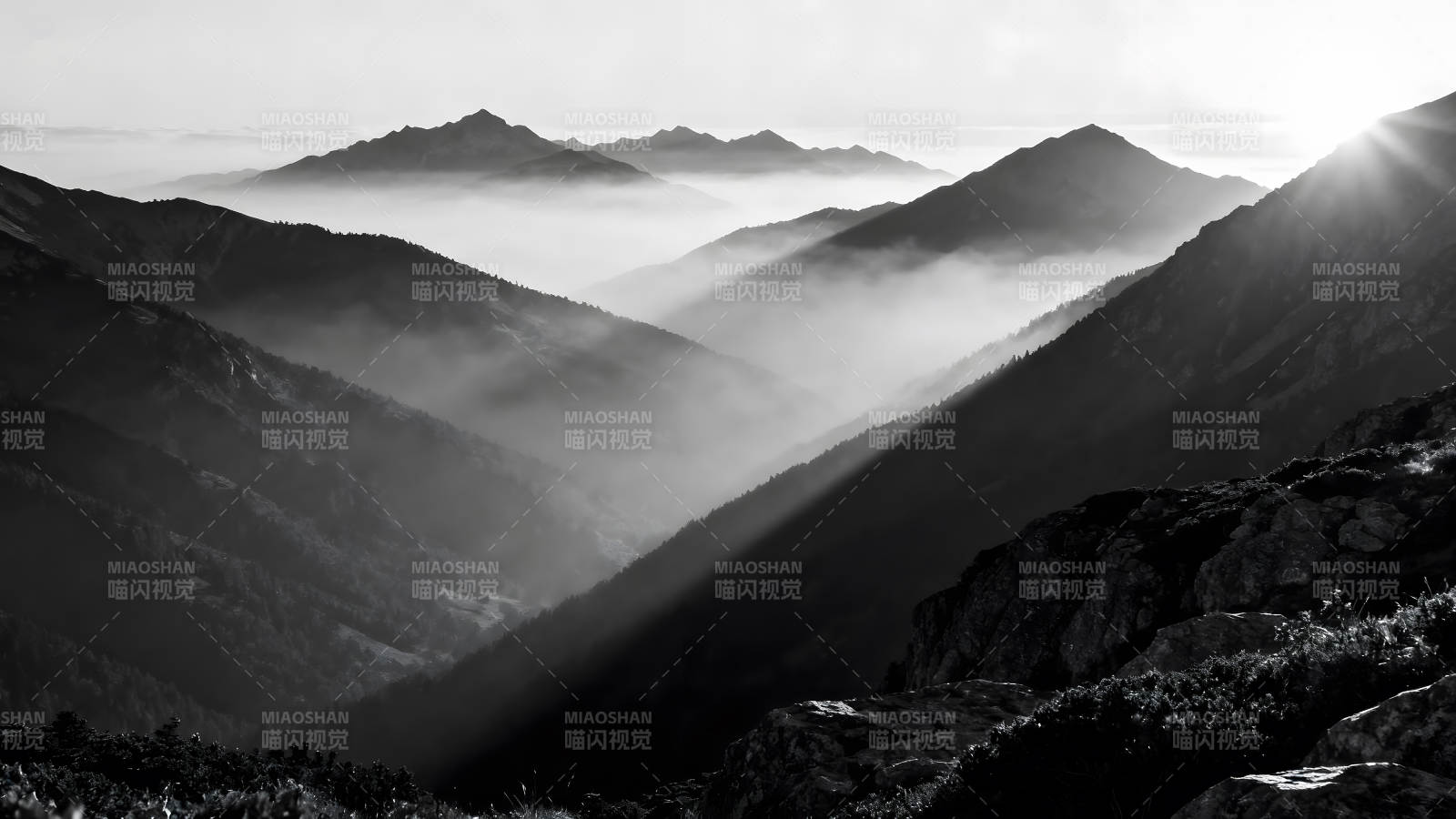山巒疊嶂云霧繚繞光影交錯的黑白風景-圖片